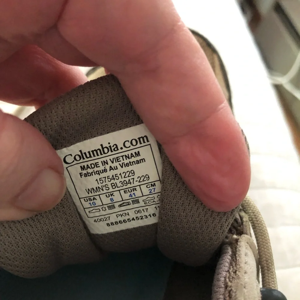 Columbia Women's Redmond Low hiking shoes Taupe Tech Lite/Omni Grip Soles Sz 10